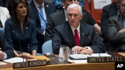 Wakil Presiden AS Mike Pence berbicara mengenai krisis Rohingya di Myanmar, pada pertemuan penjagaan perdamaian PBB di New York, hari Rabu (20/9). 