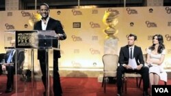 Aktor Blair Underwood mengumumkan daftar nominasi Globe Globe ke-68 di Beverly Hills, California. Di sebelah kanan, dua presenter lain, aktor Josh Duhamel dan aktris Katie Holmes.