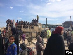 Crowds of families arrive at refugee camps, describing airstrikes, executions and their neighbors or loved ones' bodies either buried in gardens, or left behind Mosul, taken in Hammam Alil, Iraq on March 26, 2017. (H.Murdock/VOA)