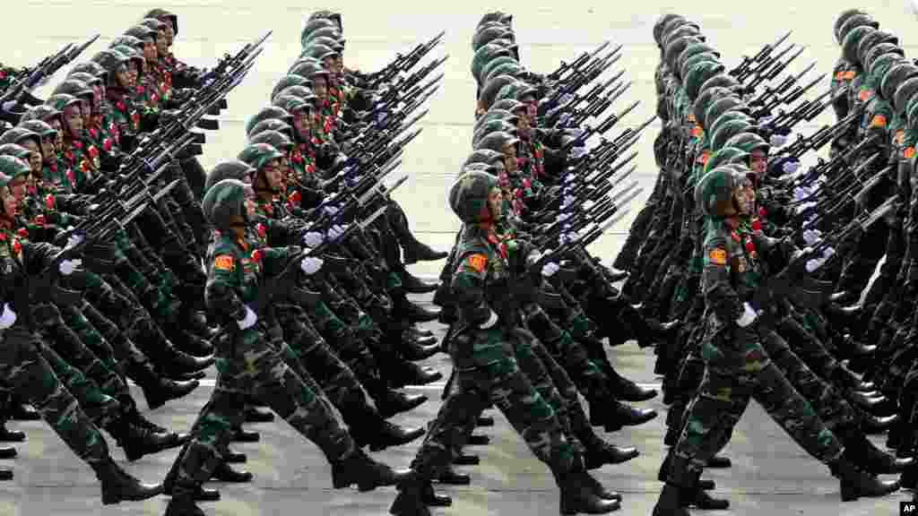 Vì sao Mỹ dỡ bỏ lệnh cấm vận vũ khí với VN lại có lợi cho Nga Theo các nhà phân tích, có nhiều khả năng Hà Nội sẽ mua một số thiết bị khác nhau của Hoa Kỳ &ldquo;để làm quen&rdquo; với vũ khí và thiết bị quân sự của quốc gia này. Tuy nhiên, sẽ không có chuyện mua bán với số lượng lớn. Điều này khiến các nhà cung cấp vũ khí của Nga không có gì phải lo lắng. Trên thực tế, Moscow thậm chí có thể biến tình thế trở thành có lợi cho họ.