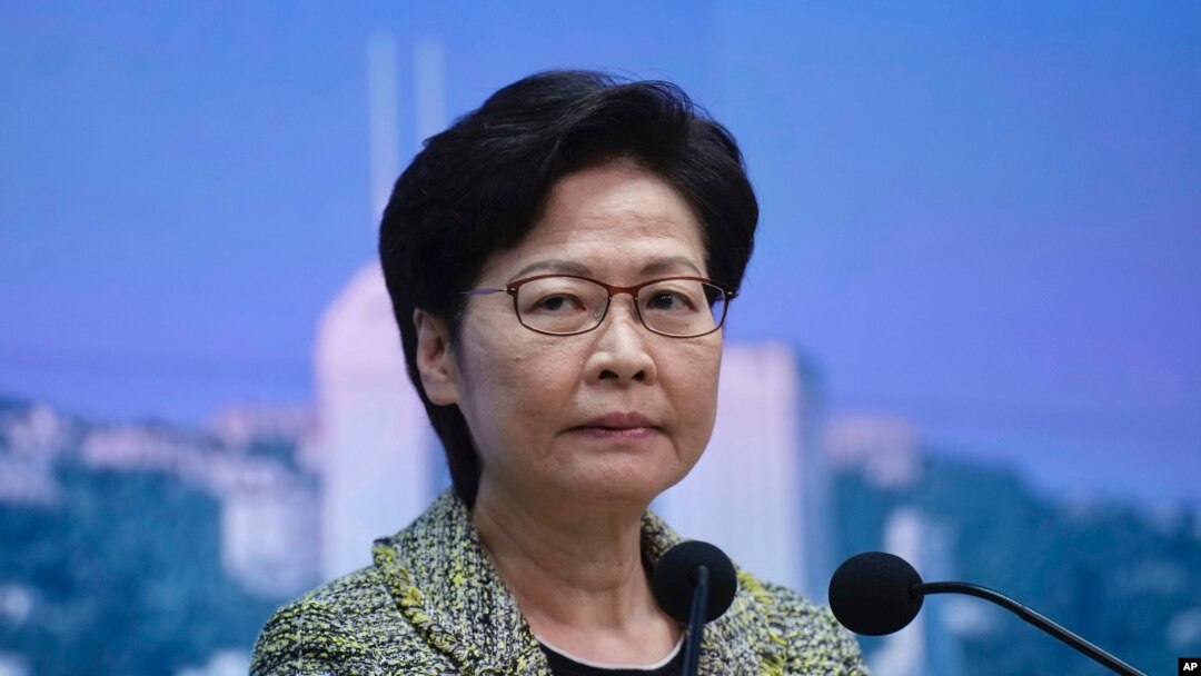 Kepala Eksekutif Hong Kong Carrie Lam mendengarkan pertanyaan wartawan dalam konferensi pers di Hong Kong, Selasa, 17 Agustus 2021. (AP Photo/Vincent Yu)