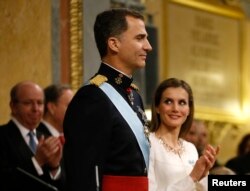 Spain's new King Felipe VI and his wife, Queen Letizia, attend the swearing-in ceremony at the Congress of Deputies in Madrid, June 19, 2014.