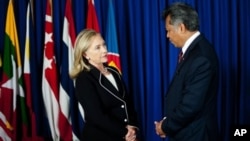 U.S. Secretary of State Hillary Clinton, left, speaks with ASEAN Secretary General Surin Pitsuwan, Jakarta, Sept. 4, 2012.