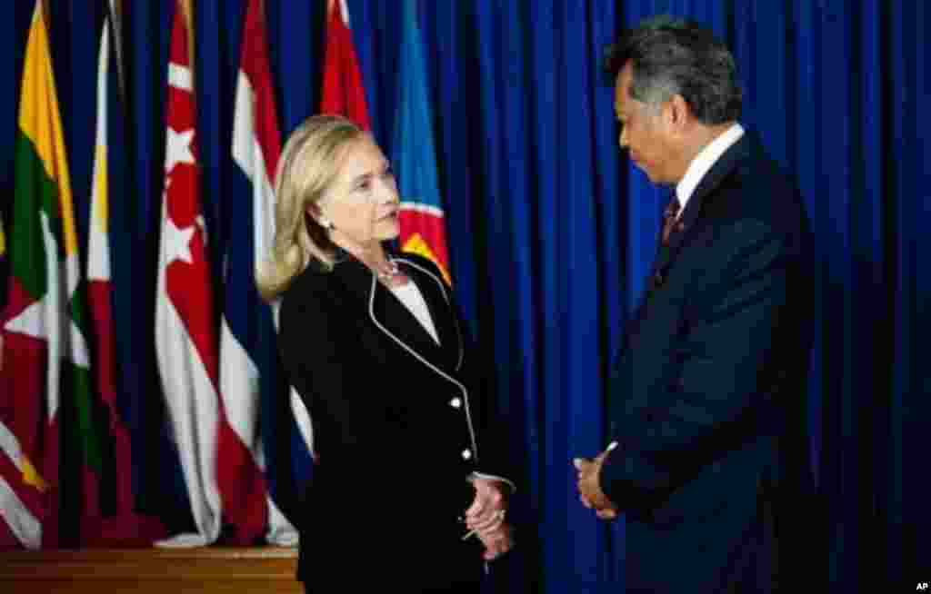 Clinton speaks with ASEAN Secretary General Surin Pitsuwan, Jakarta, September 4, 2012.