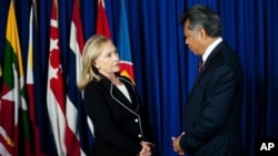 U.S. Secretary of State Hillary Clinton, left, speaks with ASEAN Secretary General Surin Pitsuwan, Jakarta, Sept. 4, 2012.