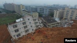  Firefighters search for landslide survivors among debris of destroyed buildings in Shenzhen, Guangdong province, December 21, 2015. (REUTERS)