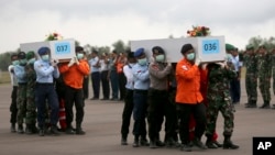 Más cadáveres del vuelo de AirAsia 8501 han sido encontrados en el mar de Java.