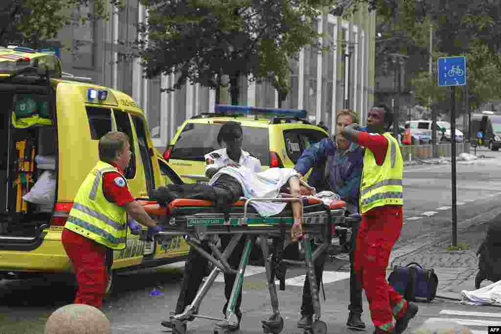 Rescue workers work at the scene of a powerful explosion that rocked central Oslo July 22, 2011. A huge explosion damaged government buildings in central Oslo on Friday including Prime Minister Jens Stoltenberg's office, injuring several people, a Reuters