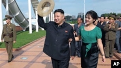 북한 '조선중앙통신'이 25일 배포한 사진에서 북한 김정은 제1위원장의 능라인민유원지를 방문에 동행한 부인 리설주(오른쪽).