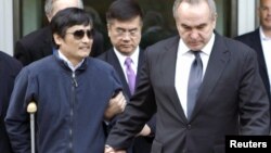Chen Guangchen (izq.) al momento de salir de la embajada de Estados Unidos en Pekín el pasado 2 de mayo.