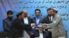 Trưởng đoàn thương thuyết của Hekmatyar, Amin Karim, phải, và trưởng đoàn đàm phán hòa bình Attaurahman Saleem, trái, trao đổi văn kiện sau khi ký một thỏa thuận hòa bình ở thủ đô Kabul, Afghanistan, 22/9/2016.
