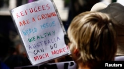 Seorang demonstran dalam protes membela pengungsi di pusat kota Sydney. (Foto: Dok)