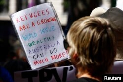 Các nhà hoạt động biểu tình cho quyền của người tị nạn tại trung tâm Sydney.