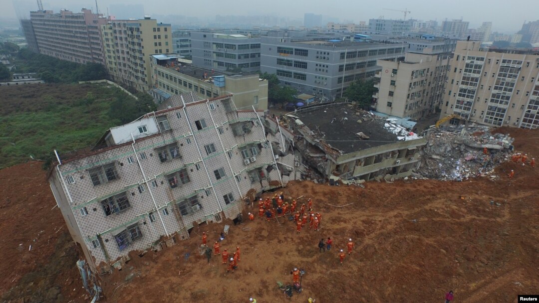 Tim pemadam kebakaran tengah berupaya melakukan pencarian korban di antara reruntuhan gedung yang terkena longsor di Shenzhen, provinsi Guangdong, 21 Desember 2015 - (REUTERS/Stringer)