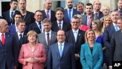 La chancelière allemande Angela Merkel, deuxième à gauche sur la première rangée, le président François Hollande de la France, au centre sur la première ligne, et le Haut représentant de l'Union européenne Federica Mogherini posent avec les représentants des délégations des Balkans, pour une photo de famille lors du sommet des Balkans, à l'Elysée, Paris, 4 juillet 2016. (AP Photo / Thibault Camus, Pool)