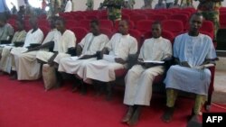 Des membres présumés de Boko Haram devant un tribunal de N'Djamena, le 26 août 2015.