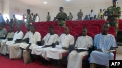 Les membres suspectés de Boko Haram dans la cour de Justice de N'Djamena, le 26 août 2015.