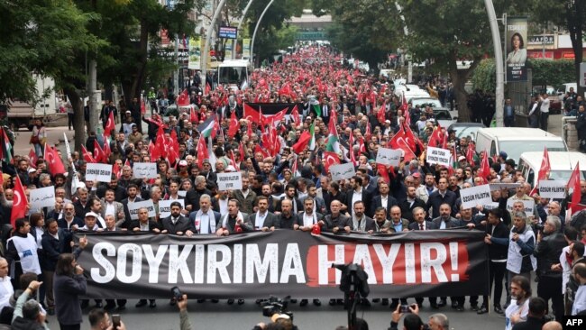 "Soykırıma Hayır" yazılı pankart taşıyan göstericiler, Filistinlilere destek için Ankara'da Kocatape Camii'nden Abdi İpekçi Parkı'na yürüdü.