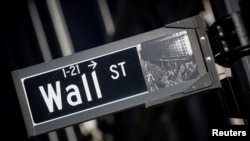 Una señal indica la calle donde se ubica el distrito financiero de Nueva York en EEUU.