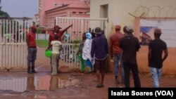 À l'entrée de l'hôpital régional de Malanje, en Angola, le 22 décembre 2016.