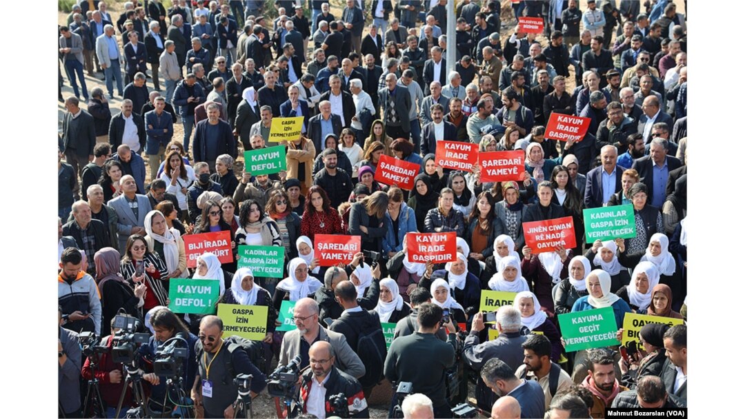 DEM Parti’nin Mardin Büyükşehir Belediyesi’nin karşısında düzenlediği grup toplantısına katılanlar tepkilerini alkış ve sloganlarla dile getirdi.