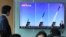Un hombre observa un programa de televisión que muestra fotos de los nuevos misiles tierra-mar con que cuenta Corea del Norte.