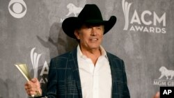 George Strait recibió por segunda vez el premio de Artista del Año de la Academia de Música Country.