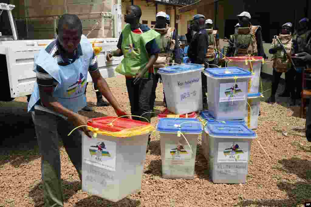 Le 13 décembre 2015, les Centrafricains votent pour une nouvelle constitution.&nbsp;