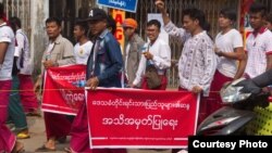 သံလွင်-ချောင်းဆုံတံတား ဒေသခံများ ဆန့်ကျင်ကန့်ကွက်ဆန္ဒပြနေ (ဓါတ်ပုံ- ဦးအောင်သူငြိမ်း)