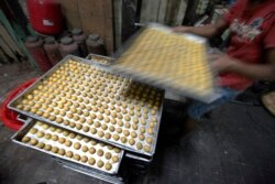 Seorang pekerja menyiapkan kue untuk dipanggang di pabrik kue buatan sendiri menjelang Idul Fitri di Jakarta, 23 Agustus 2011. (Foto: Reuters/Enny Nuraheni)