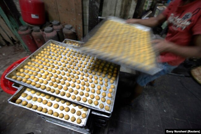 Seorang pekerja menyiapkan kue untuk dipanggang di pabrik kue buatan sendiri menjelang Idul Fitri di Jakarta, 23 Agustus 2011. (Foto: Reuters/Enny Nuraheni)