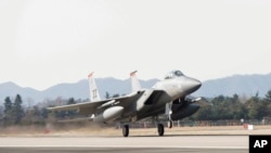 资料照片：美国空军提供的照片显示，来自日本嘉手纳空军基地的美国空军F-15战斗机在一次美韩联合军演期间从韩国光州空军基地起飞。(2017年12月4日)