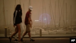 Kapal-kapal pesiar berlabuh diselimuti debu-debu kemerahan dari badai pasir di Santa Cruz de Tenerife, Spanyol, 23 Februari 2020. (Foto: AP)