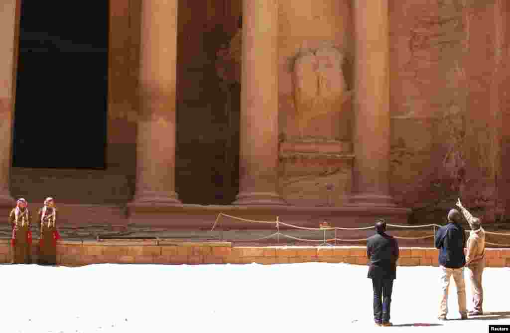 Presiden Amerika Barack Obama (tengah) melakukan persinggahan di Petra, tempat arkeologi dan peninggalan sejarah di Yordania.