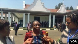 Intathelizindaba zikhuluma lowayekhokhela ugatsha lwezokhetho, uNkosikazi Rita Makarau.