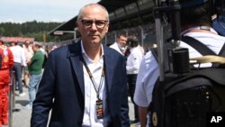 El presidente de la Fórmula Uno, Stefano Domenicali, es visto antes del inicio de la carrera del Gran Premio de Austria de Fórmula Uno en el circuito Red Bull Ring en Spielberg, Austria, el domingo 30 de junio de 2024. (Foto AP/Christian Bruna)