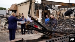 도널드 트럼프 미국 대통령이 1일 위스콘신주 커노샤에서 최근 시위로 파괴된 지역을 방문했다.