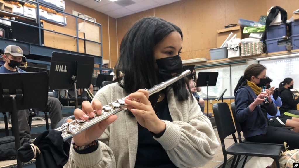 A student plays the flute while wearing a protective face mask during a music class at the Sinaloa Middle School in Novato, Calif., Tuesday, March 2, 2021. (AP Photo/Haven Daily) 