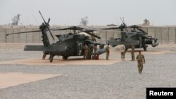 Американские вертолеты на одной из баз международной коалиции в Ираке (архивное фото)