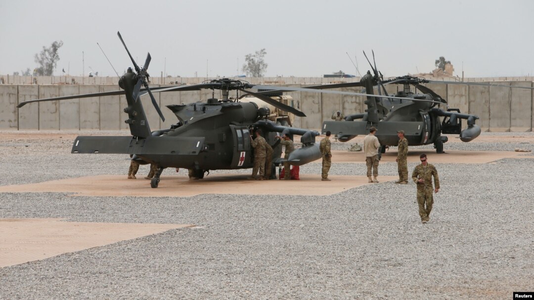 Beberapa tentara AS berdiri di dekat dua helikopter Amerika di pangkalan udara Qayyarah, Irak (foto: dok). 