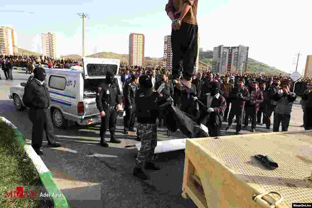 بار دیگر یک اعدام در ملاءعام در ایران عکس: عادل عزیزی 