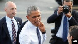 Presiden Amerika Barack Obama menyapa personil militer setibanya di pangkalan udara Pearl Harbor-Hickam, 31 Agustus 2016 (AP Photo/Marco Garcia).