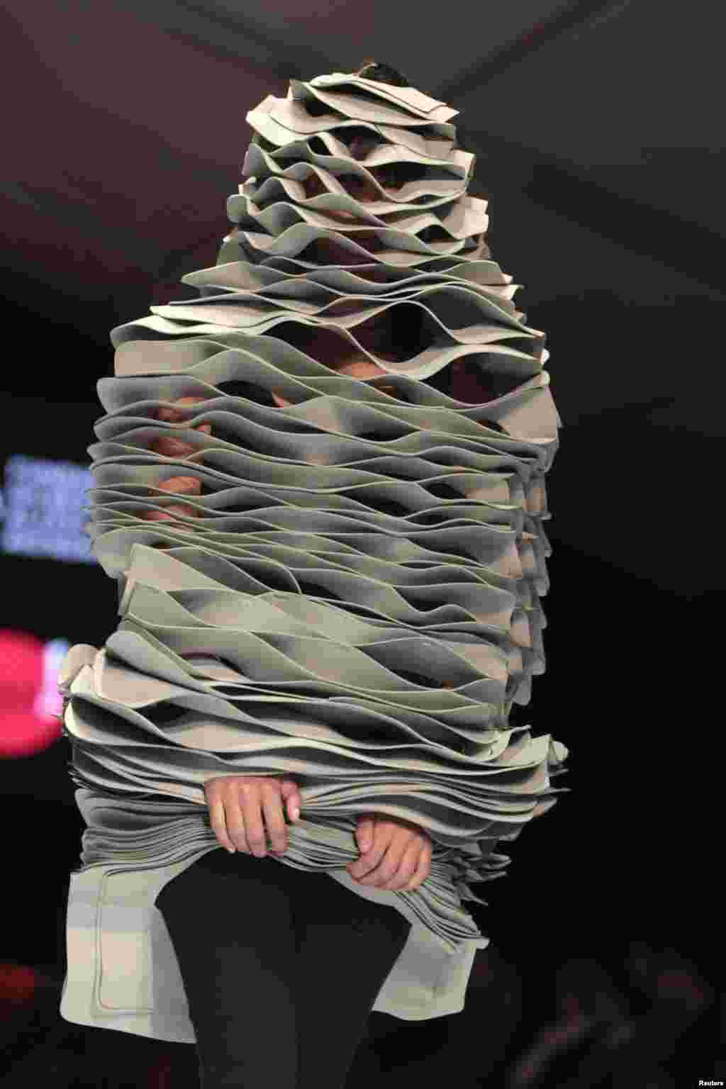 A model presents a creation named Sleep Suit by designer Forrest Jessee of the U.S. during the Fall/Winter 2013/2014 collection for the Platform Bogota at Bogota&#39;s Fashion Week, Colombia, May 7, 2013. 