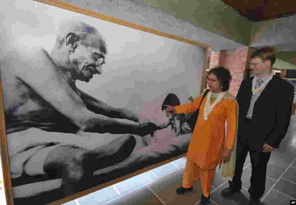 مارچ 2008ء: عاصمہ جہانگیر بھارت کی ریاست گجرات کے شہر احمد آباد میں قائم "گاندھی آشرم" کے دورے کے موقع پر۔ عاصمہ جہانگیر نے بھارت کا یہ دورہ اقوامِ متحدہ کی ماہرِ خصوصی برائے مذہبی آزادی کی حیثیت سے کیا تھا جس کے دوران انہوں نے بھارت میں مذہبی اقلیتوں کو حاصل آزادی اور حقوق کا جائزہ لے کر اپنی رپورٹ عالمی ادارے کو پیش کی تھی۔