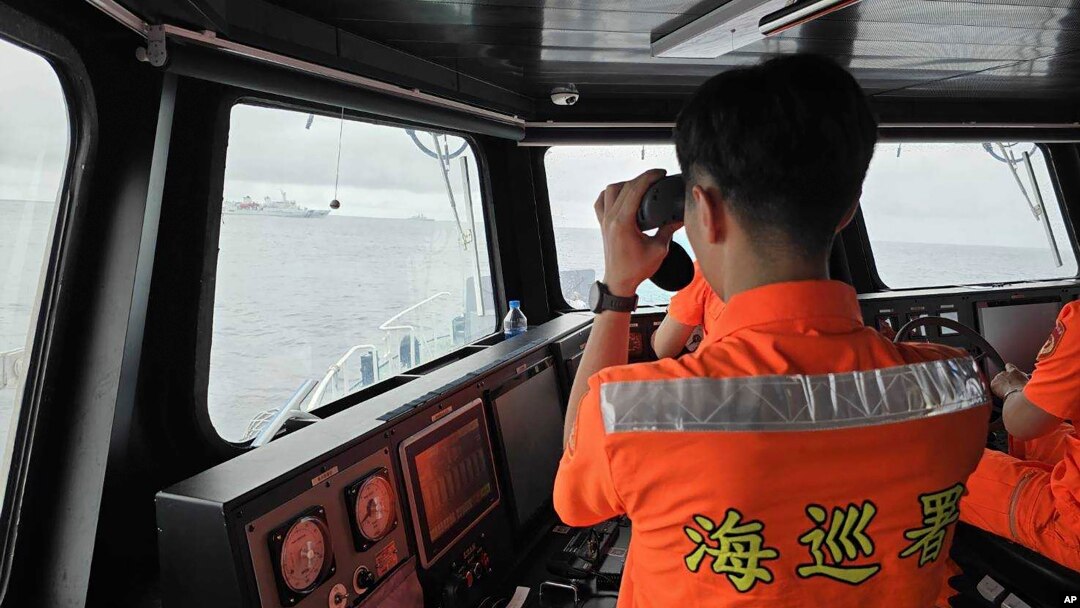 台灣海巡署發佈的照片顯示，中國海軍艦隻在台灣北部的彭佳嶼附近航行。（2024年5月23日）