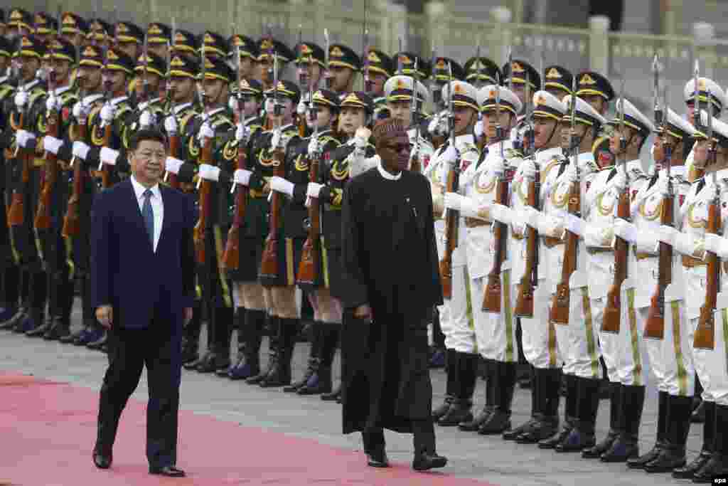 Shugaba Muhammadu Buhari na Najeriya da shugaba Xi Jinping na kasar Sin su na duba faretin sojoji a birnin Beijing, talata 12 Afrilu 2016