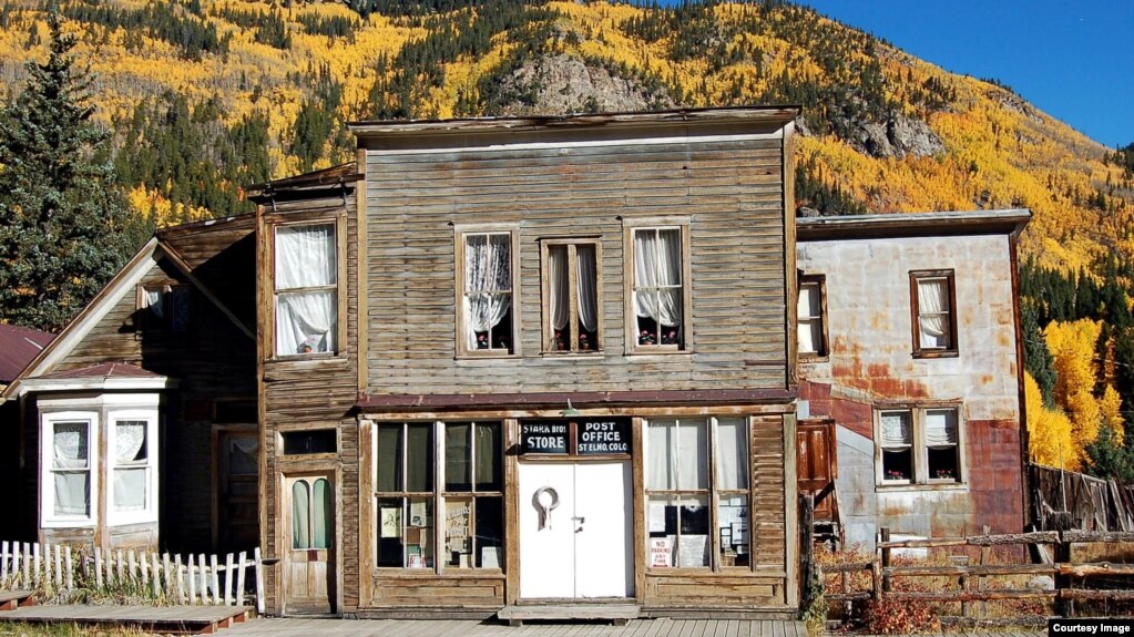 Antigua oficina de correos y tienda general del que una vez fuera la ajetreada comunidad minera de St. Elmo, Colorado, que ahora es un pueblo fantasma. (Foto cortesía de Geotab).