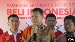 Penggagas gerakan Beli Indonesia Hepi Trenggono sedang menyampaikan sambutan sekaligus membuka Kongres Kedua Gerakan Beli Indonesia yang berlangsung di Jakarta (3/10). (VOA/Fathiyah Wardah)