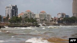 De fortes vagues et des sargasses apportés par la marée sont aperçus au Malecon après le passage de la tempête Elsa à Saint-Domingue, le 4 juillet 2021.