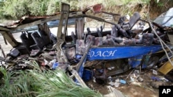 Les restes d'un autre accident de bus un mois plus tôt à Tanay, aux Philippines, le 20 février 2017.